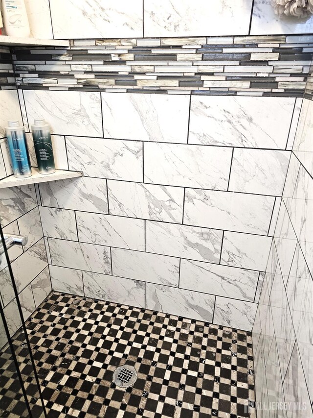 402 Raritan Ave, Middlesex, NJ 08846 - bathroom with tiled shower