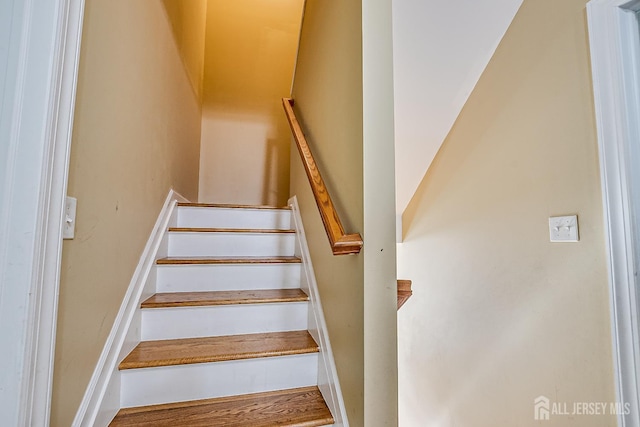 169 Metuchen Ave, Woodbridge Proper, NJ 07095 - view of staircase