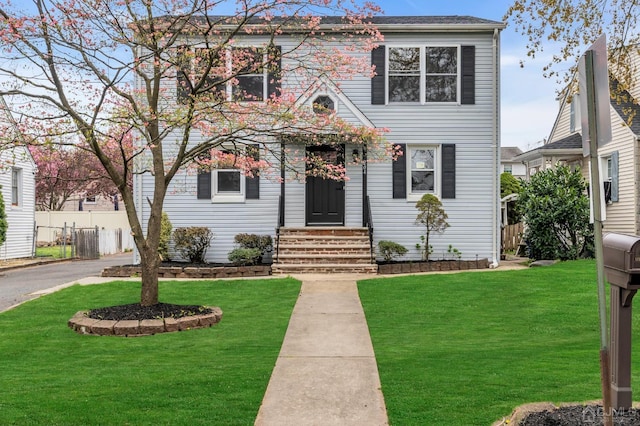 view of front of house featuring a front yard