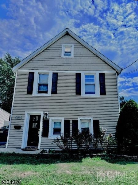 view of front of property featuring a front lawn