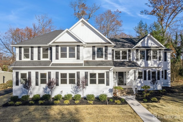 view of front facade featuring a front yard