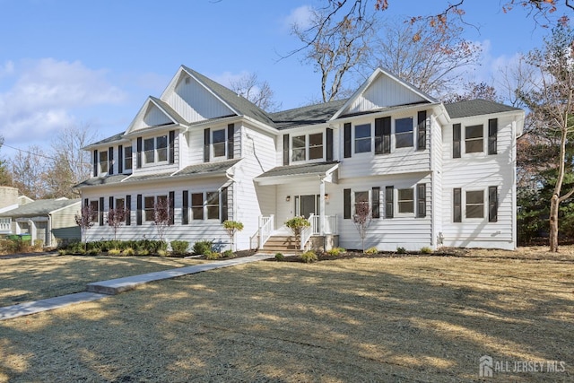 colonial-style house featuring a front yard