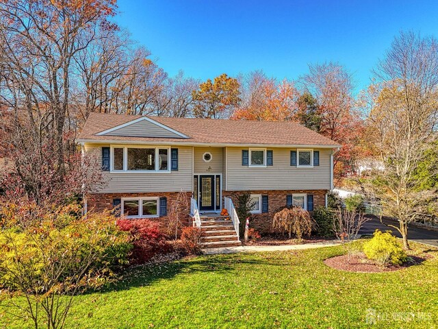 split foyer home featuring a front lawn