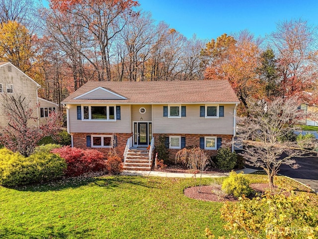 bi-level home featuring a front yard