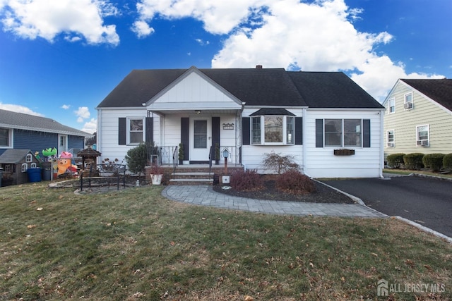 view of front of home with a front yard