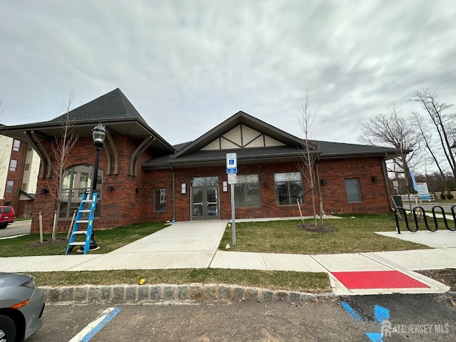 view of front facade featuring a front yard and brick siding