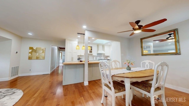 496 Calvert Rd, North Brunswick, NJ 08902 - dining room featuring ceiling fan, light wood-type flooring, baseboards, and recessed lighting