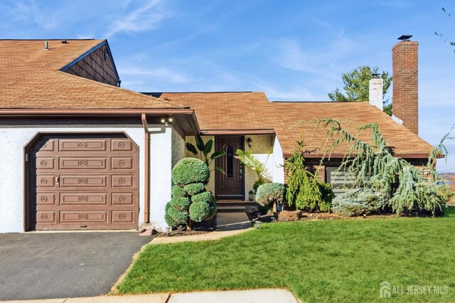 view of front of home featuring a garage and a front yard