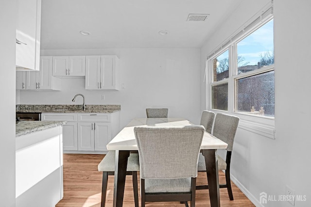 529 Sharon Garden Ct, Woodbridge Proper, NJ 07095 - dining room with light wood-style flooring and recessed lighting