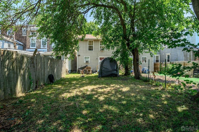 view of yard featuring a fenced backyard