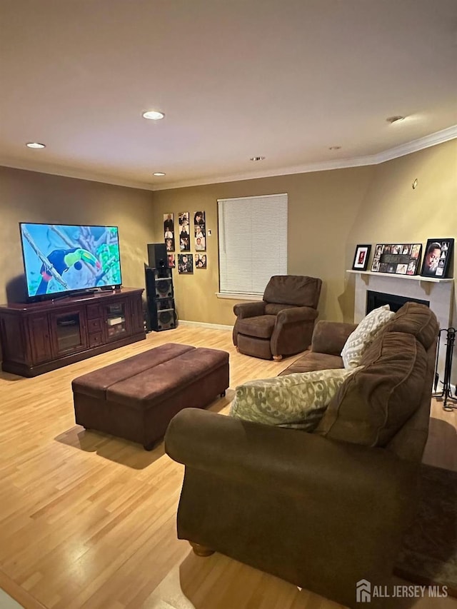 living area featuring light wood-type flooring, crown molding, and recessed lighting