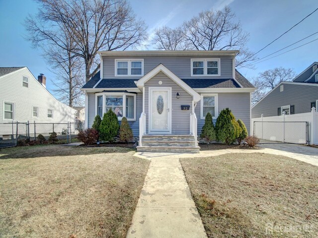 view of front of property featuring a front yard