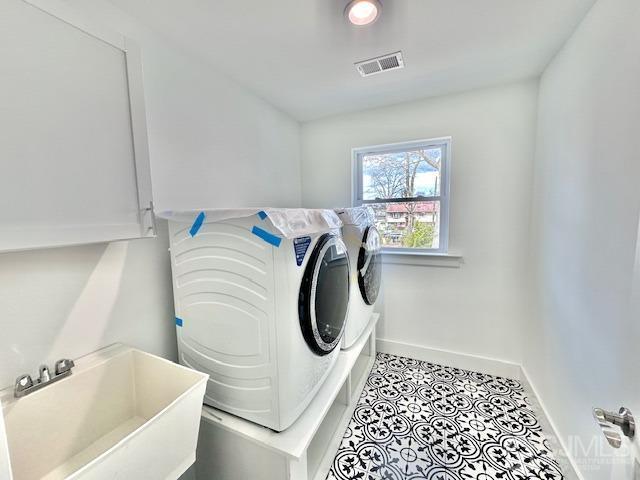 9 Melrose Ave, Sayreville, NJ 08879 - laundry area featuring laundry area, visible vents, a sink, washing machine and clothes dryer, and baseboards
