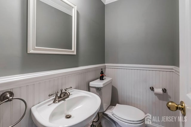 318 Ambrose Ave, Middlesex, NJ 08846 - half bath featuring a sink and wainscoting