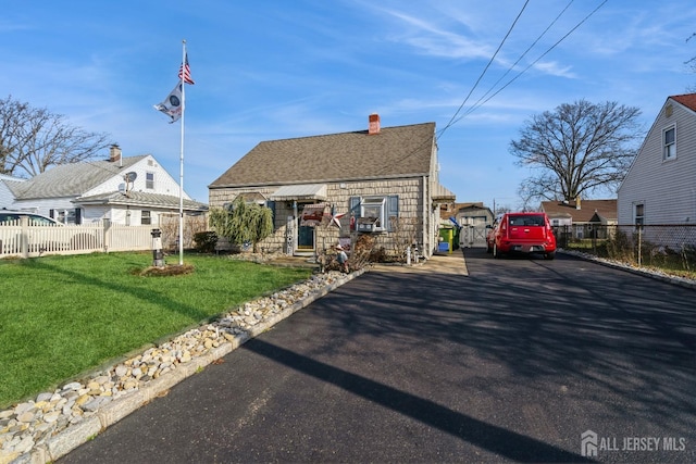 view of front of property with a front yard