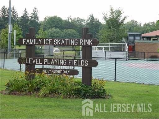 community sign featuring fence and a yard