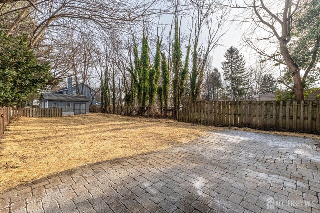 view of yard featuring an outbuilding