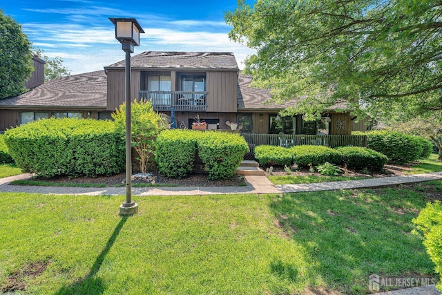 215 Kingsberry Dr, Franklin Twsp, NJ 08873 - view of front facade featuring a front lawn and a balcony