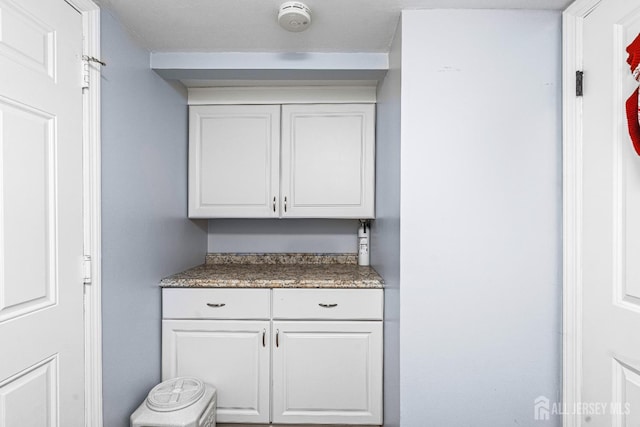 215 Kingsberry Dr, Franklin Twsp, NJ 08873 - view of bar