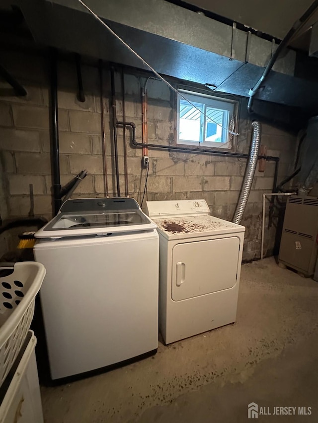 4215 Birchwood Ct, North Brunswick, NJ 08902 - laundry room featuring washing machine and clothes dryer