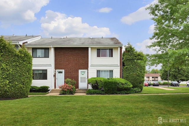 1-G Quincy Cir S, Brunswick, NJ 08810 - townhome / multi-family property featuring a front yard and brick siding