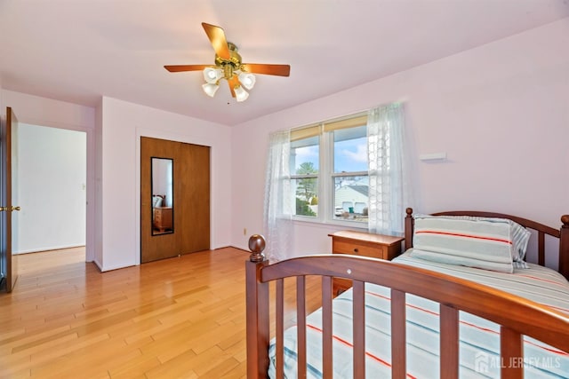 bedroom with light wood-style flooring and a ceiling fan