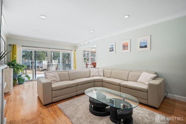 living room with recessed lighting, crown molding, light wood-style flooring, and baseboards