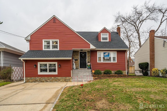 view of front of home featuring a front yard