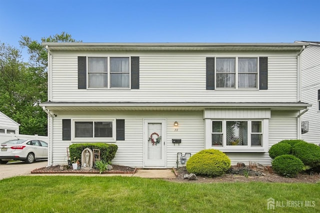view of front of property featuring a front lawn