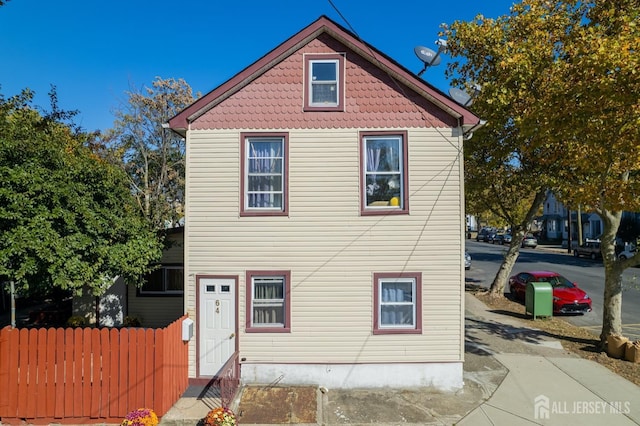 view of front facade with fence