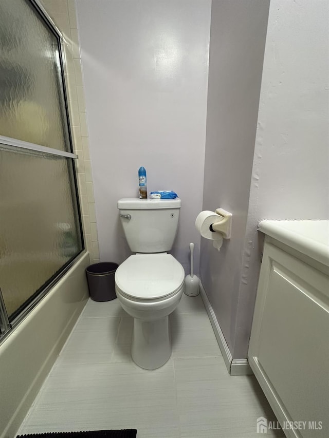 full bathroom with toilet, baseboards, shower / bath combination with glass door, and vanity