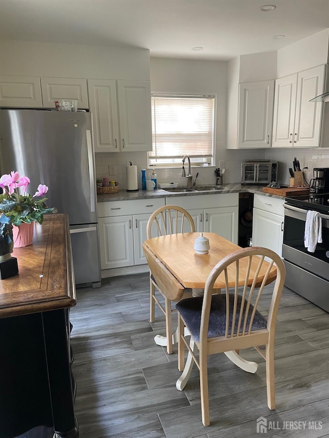 518 Petunia Ln N, Whiting, NJ 08759 - kitchen featuring appliances with stainless steel finishes, a sink, white cabinetry, light wood-style flooring, and recessed lighting