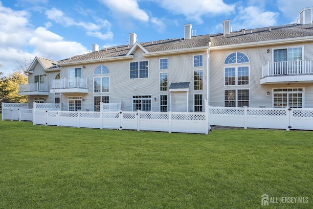 back of house featuring a lawn