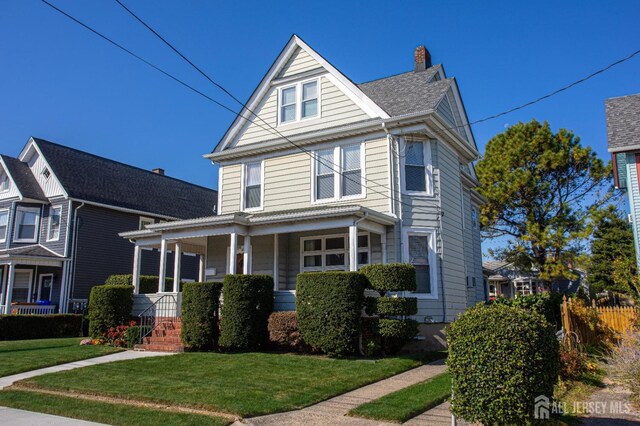 view of front facade with a porch and a front lawn