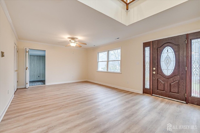 entryway with ceiling fan, light wood-style flooring, baseboards, and ornamental molding