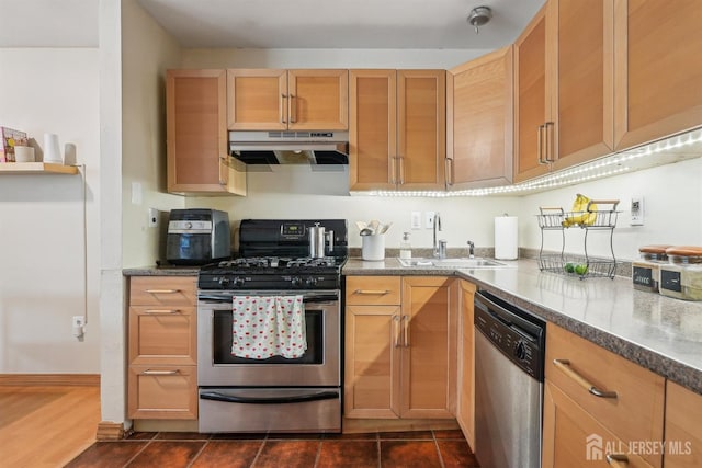 78 Pennsylvania Way N, Brunswick, NJ 08902 - kitchen with stainless steel appliances, under cabinet range hood, and dark tile patterned floors