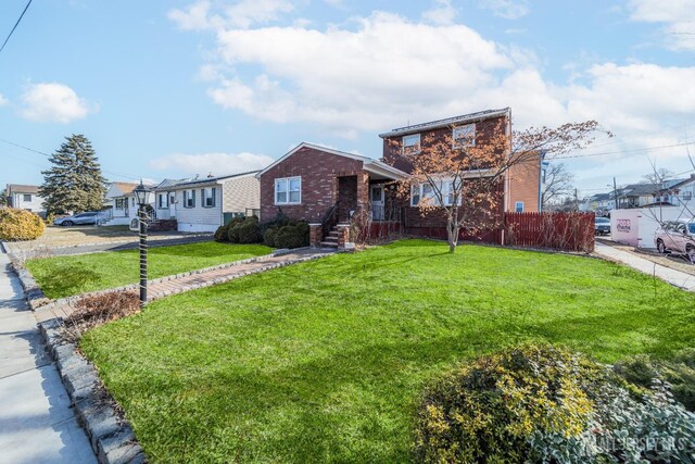 view of front of property featuring a front lawn