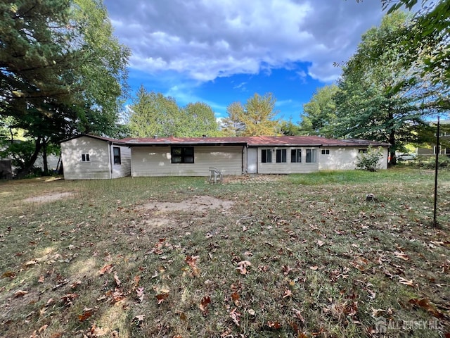 back of house featuring a yard