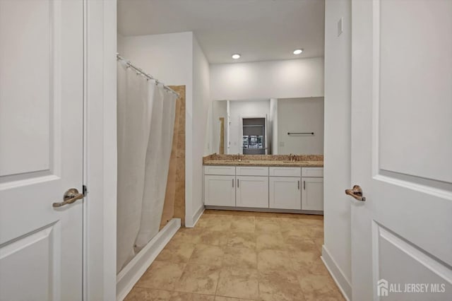 bathroom featuring a shower with curtain and vanity