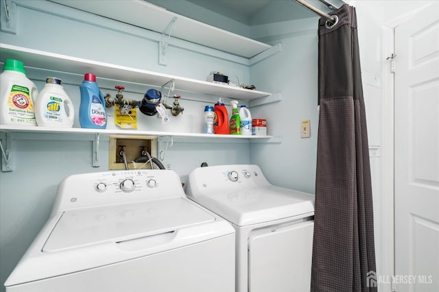 laundry room with washing machine and clothes dryer