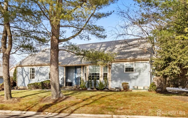 ranch-style home with a front yard