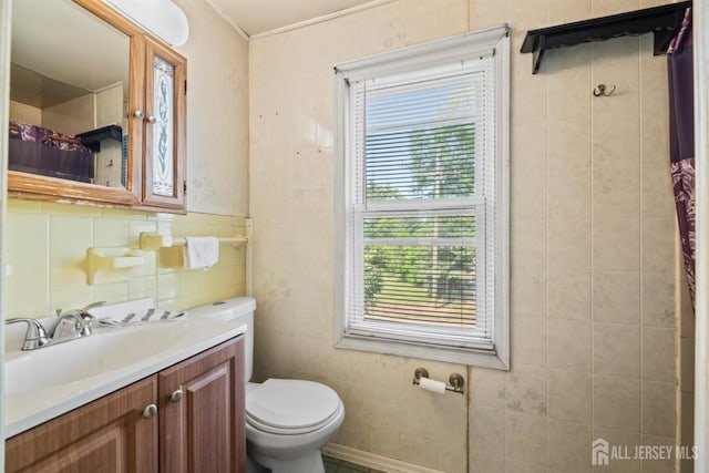 203 Lincoln Blvd, Middlesex, NJ 08846 - full bath featuring vanity, a shower with shower curtain, and tile walls