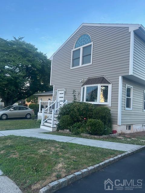 view of front of house featuring a front yard