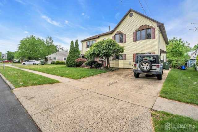 view of front of property with driveway and a front yard
