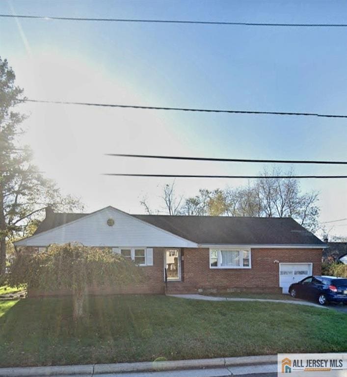 view of front of house featuring a front lawn and a garage