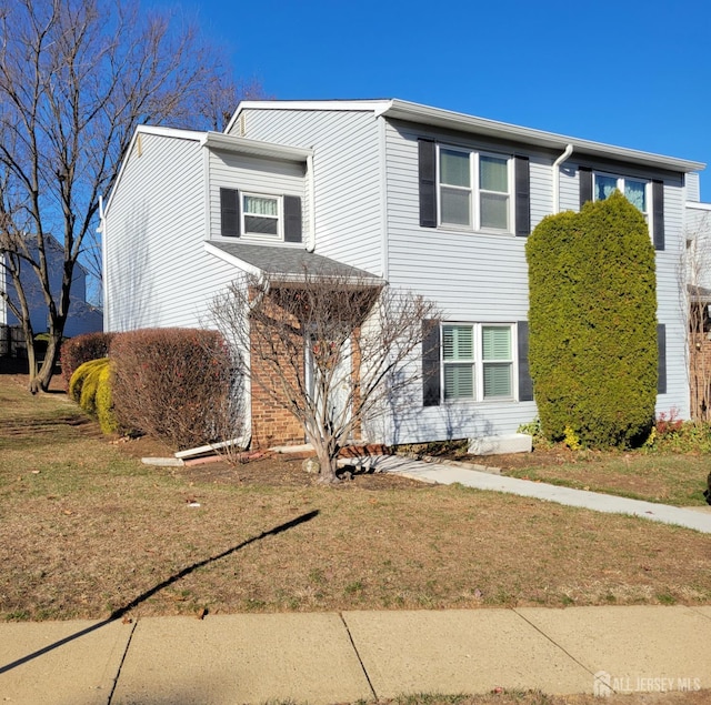 view of front of house featuring a front yard