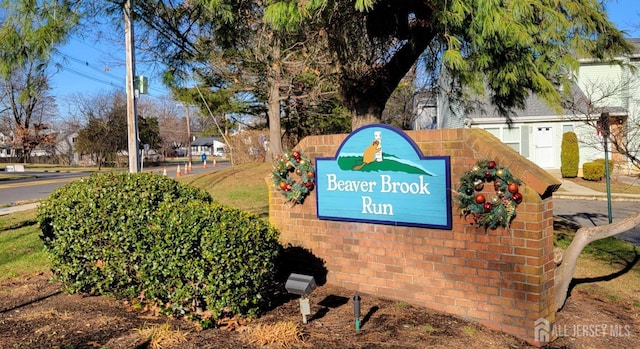 view of community / neighborhood sign