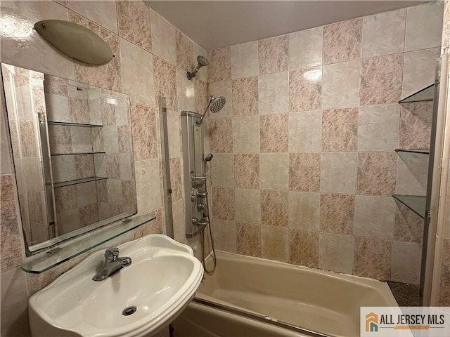 bathroom with tiled shower / bath and sink