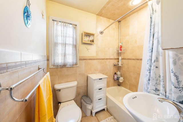 86 Lawrence St, Fords, NJ 08863 - bathroom featuring shower / bathtub combination with curtain and tile walls