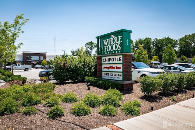 28 Beechwood Ave, Edison, NJ 08837 - exterior view of a parking lot